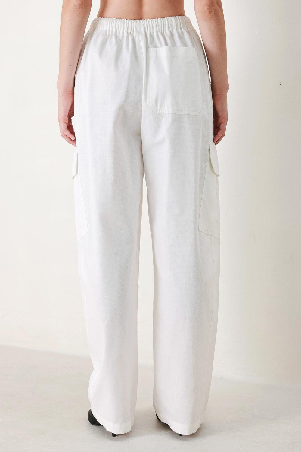 Crisp Essential Woven Ballon Pants from KADOU Boutique