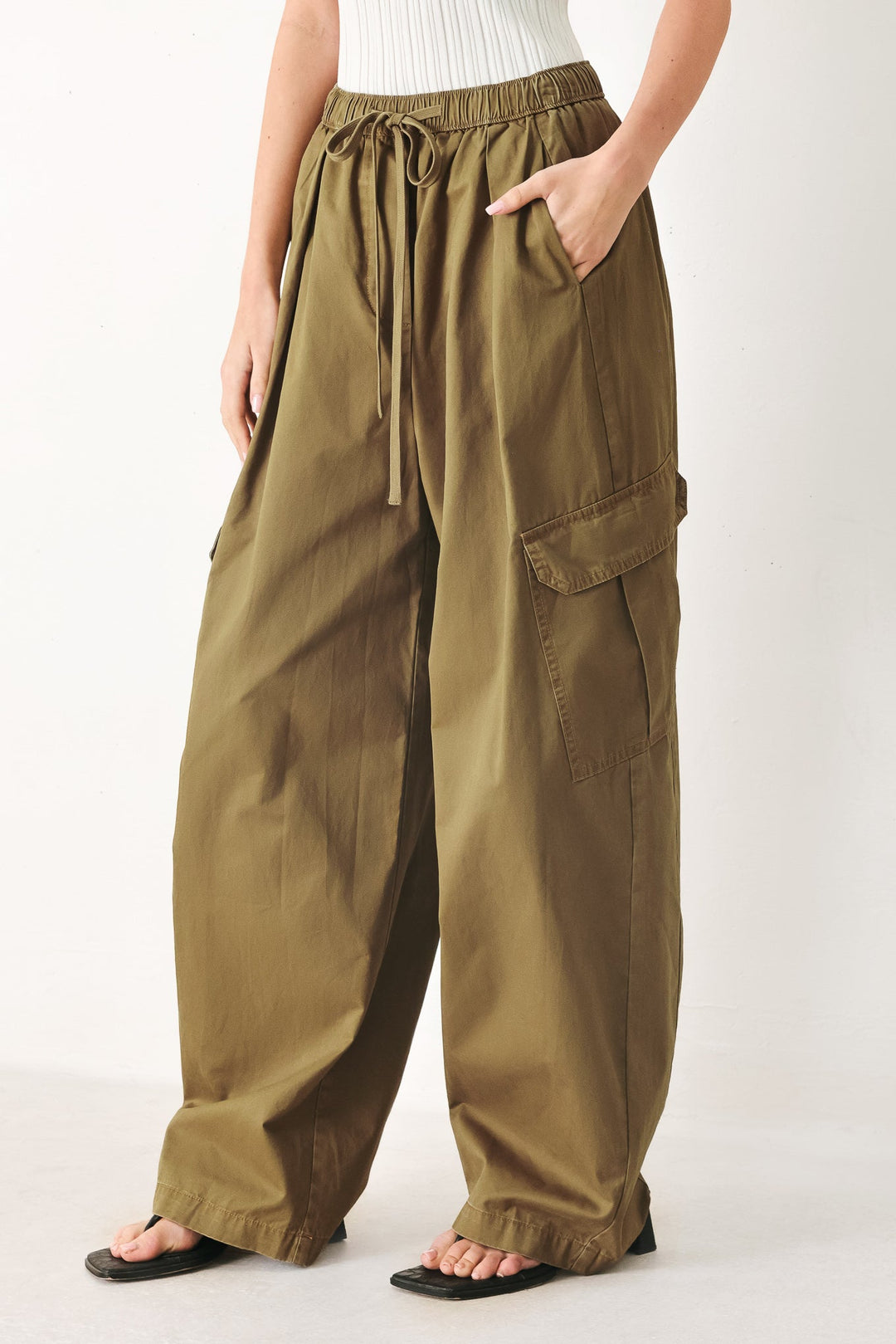 STAY IN MOTION WOVEN BARREL PANTS