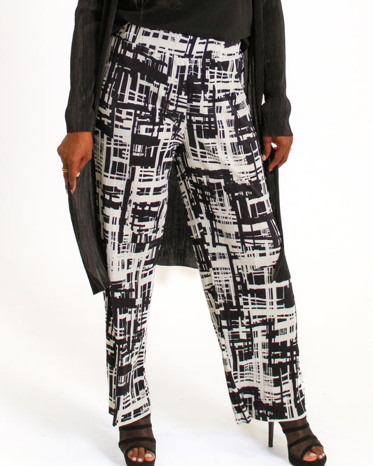Ribbed Flare Pants in Black/White colors at KADOU Boutique.