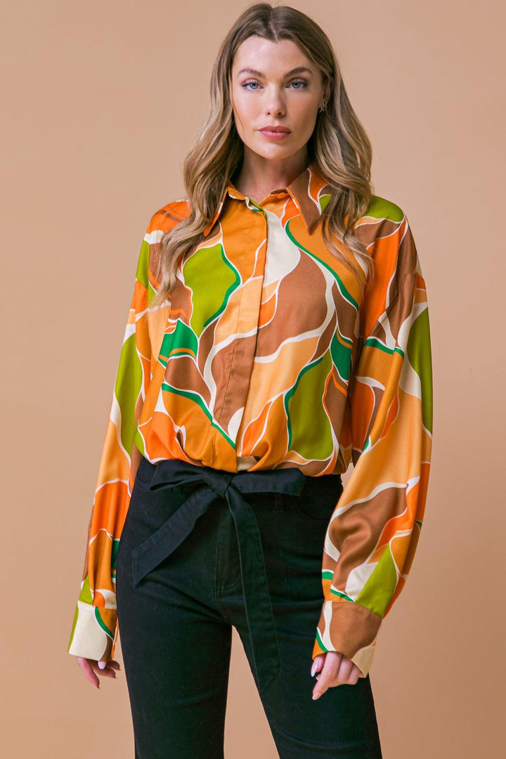 Printed woven blouse with hidden buttons and waist