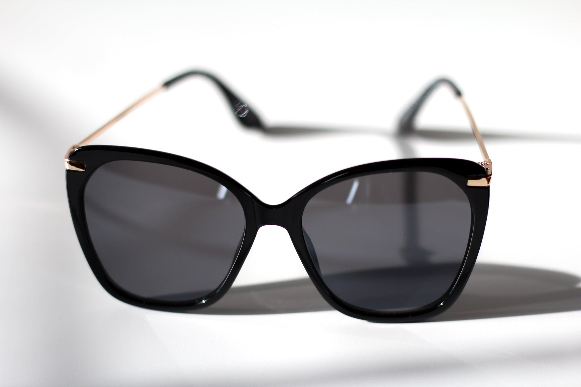 Black Large with Gold Temple Detail Sunglasses - Black Lens